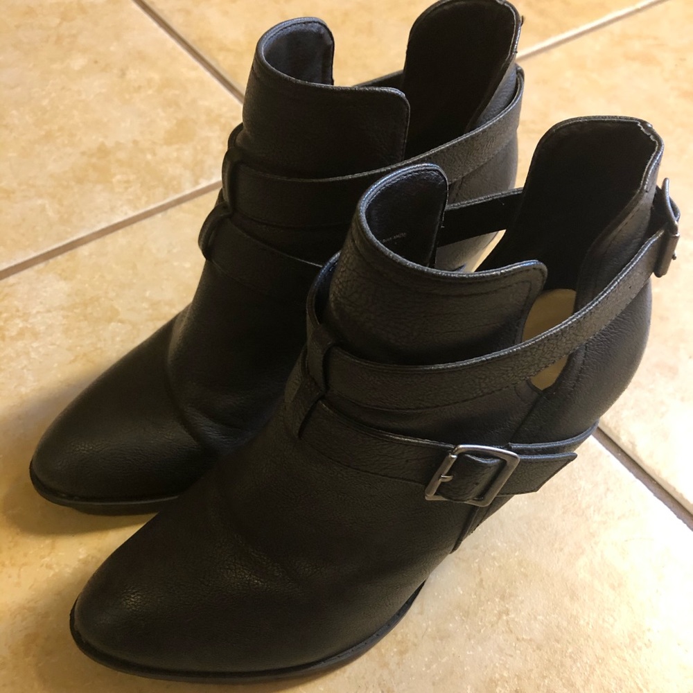 Like new! Cute & comfy JUSTFAB bootie heels 🖤